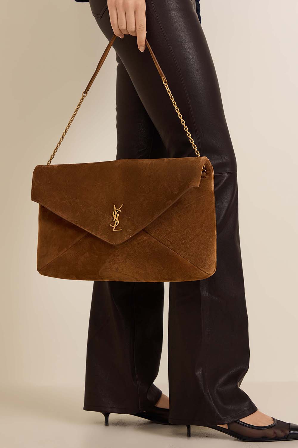 תמונת כל הלוק של תיק קלאץ' מעטפה